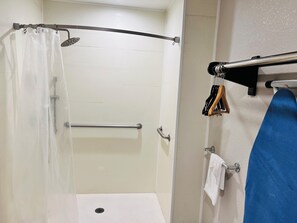 Standardzimmer, 1 Queen-Bett, barrierefrei, Nichtraucher (Bathtub) | Badezimmer | Kostenlose Toilettenartikel, Haartrockner, Handtücher, Seife
