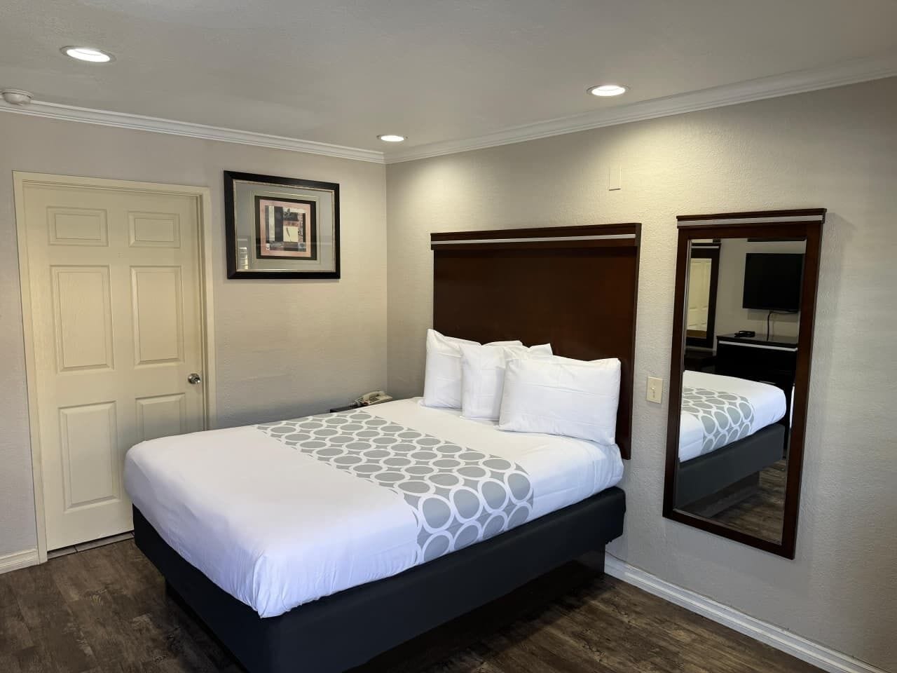 Standard Room, 1 Queen Bed, Non Smoking | Desk, laptop workspace, blackout drapes, iron/ironing board