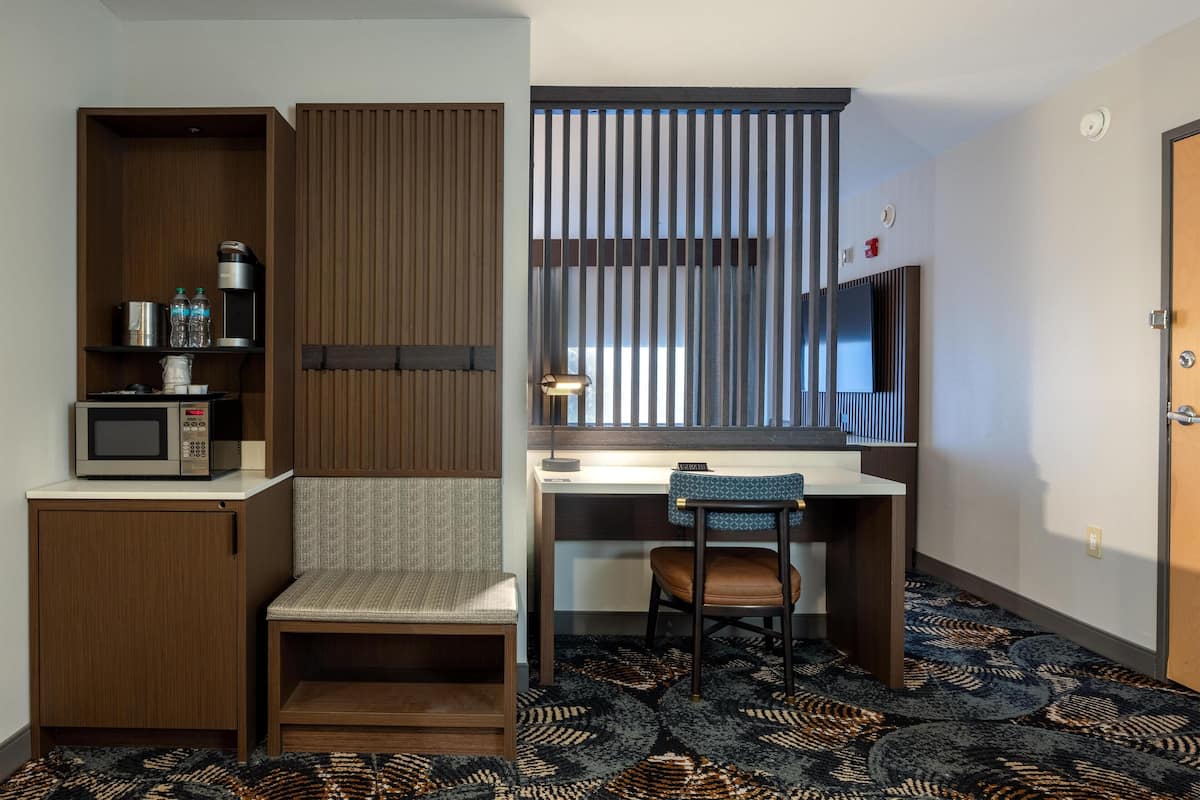 Studio, 1 King Bed, Accessible, Bathtub (Hearing) | Premium bedding, pillowtop beds, in-room safe, blackout drapes