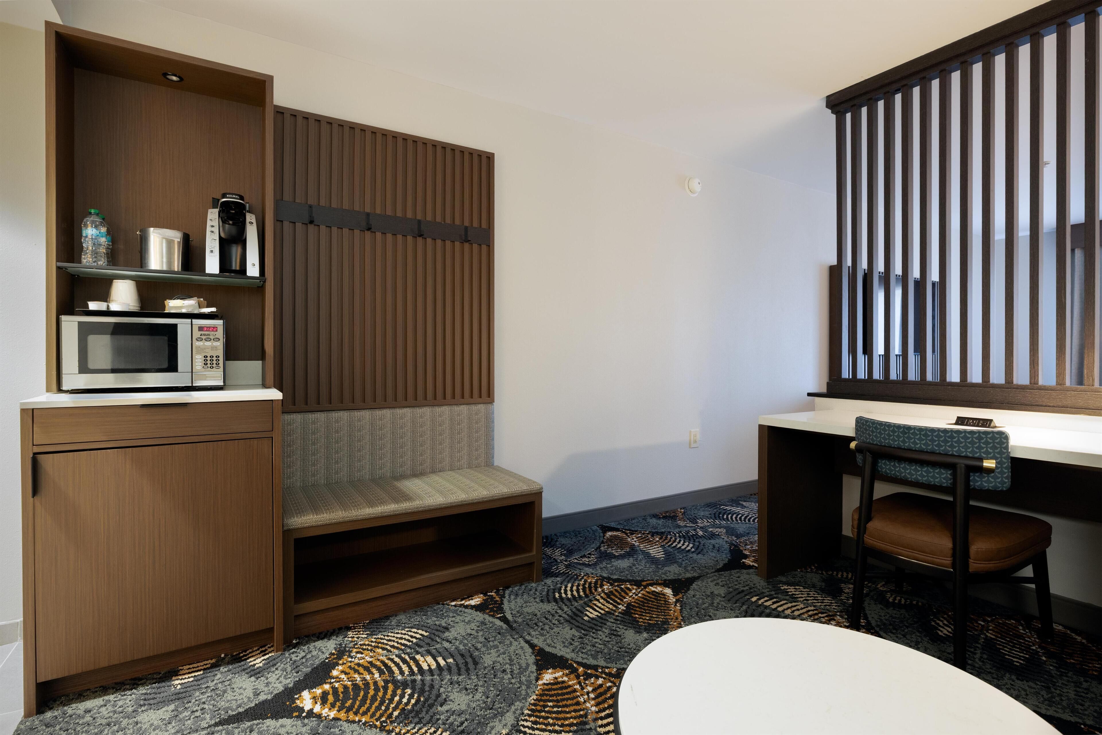 เครื่องนอนระดับพรีเมียม, เตียงพร้อมฟูกเสริมที่นอน, ตู้นิรภัยในห้องพัก