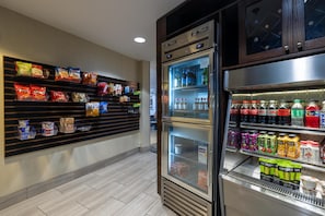 Vitrina refrigerada con bebidas y aperitivos.