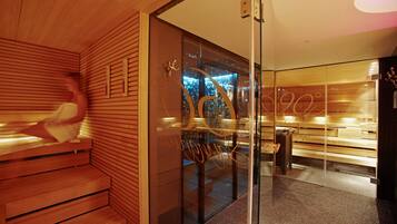 Un sauna avec des bancs en bois et des portes en verre.
