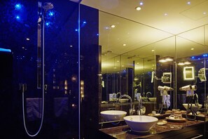 Double or Twin Room | Bathroom | Free toiletries, hair dryer, bathrobes, slippers - Savoy Hotel (Cologne)