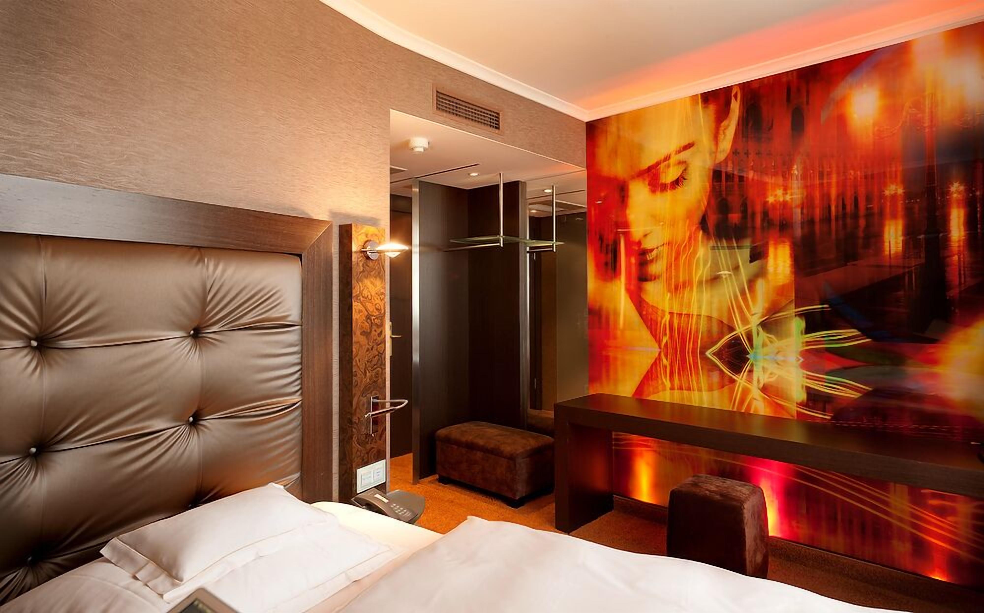 single room | 1 bedroom, minibar, in-room safe, individually decorated