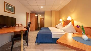 1 Schlafzimmer, hochwertige Bettwaren, Schreibtisch