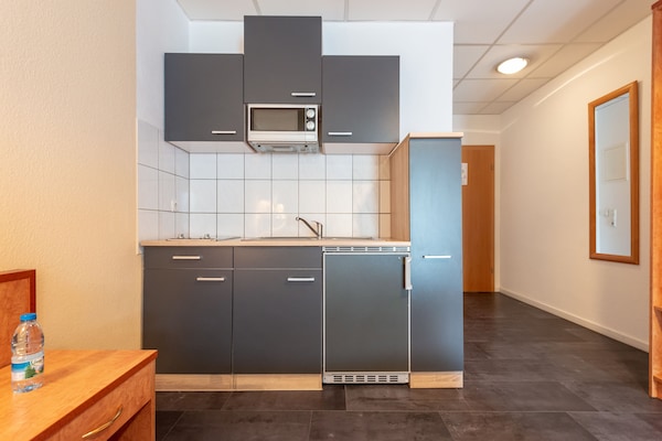 1 dormitorio, ropa de cama de alta calidad, escritorio y cortinas opacas