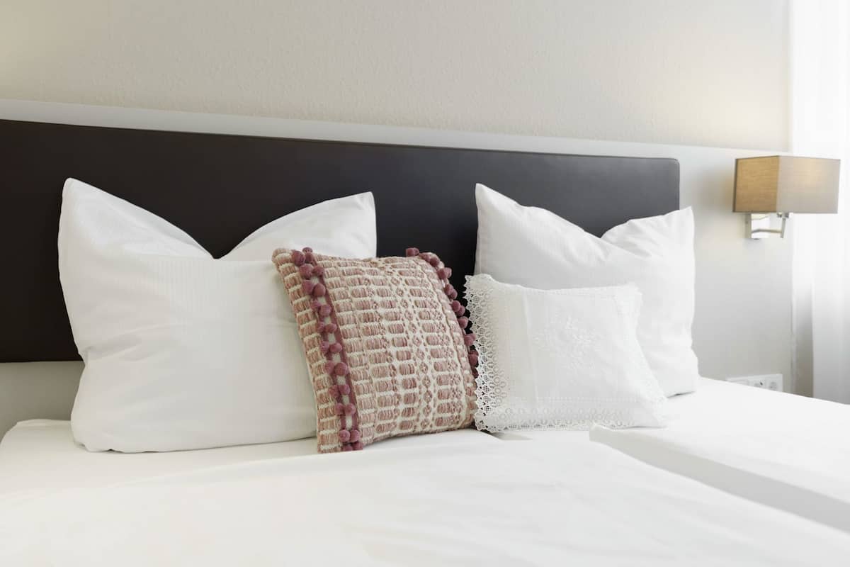 Zimmersafe, Schreibtisch, laptopgeeigneter Arbeitsplatz