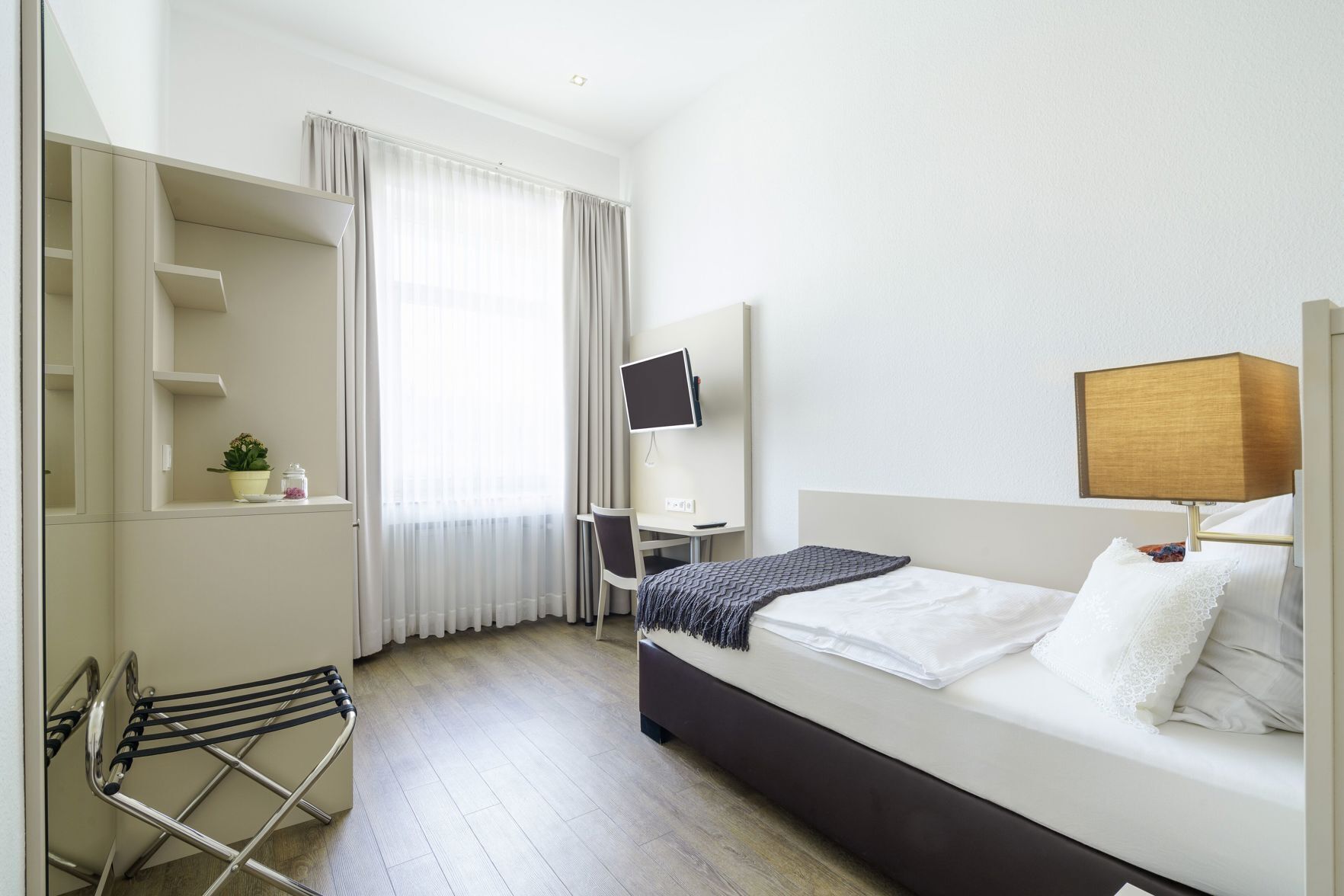 Zimmersafe, Schreibtisch, laptopgeeigneter Arbeitsplatz