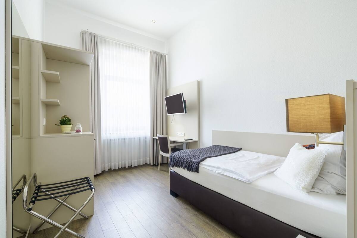 Zimmersafe, Schreibtisch, laptopgeeigneter Arbeitsplatz