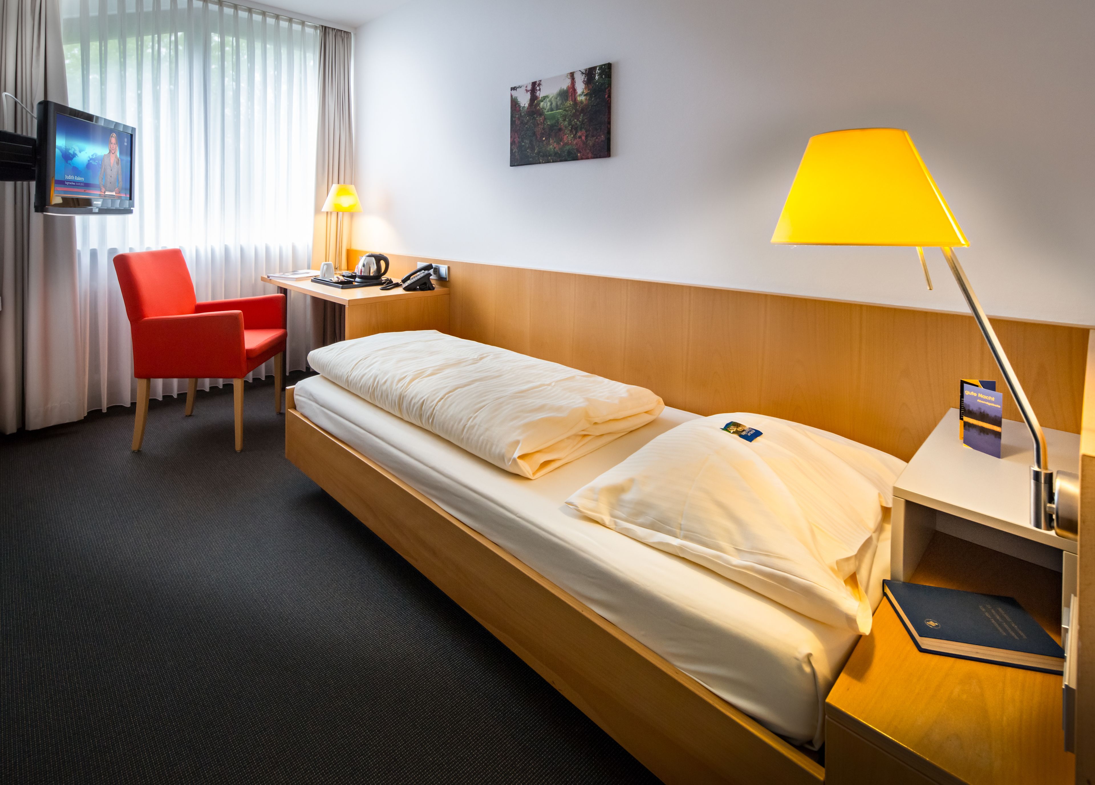 comfort single room | in-room safe, desk, free wifi, bed sheets