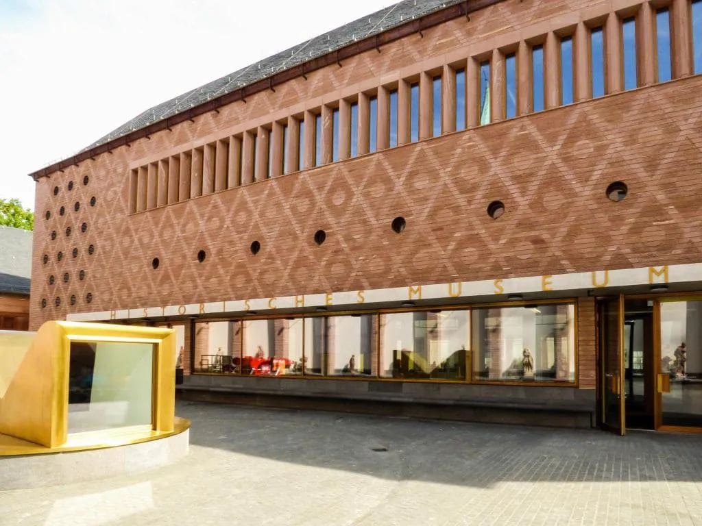 Un bâtiment doté d’une façade ornée et de grandes fenêtres, qui pourrait être un musée ou un établissement culturel.
