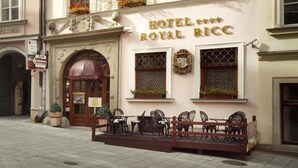 Historiallinen rakennus, jonka yläpuolella on kyltti, jossa lukee: ”HOTEL ROYAL RICC”.