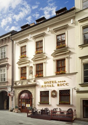 A historic building with a sign reading "HOTEL ROYAL RICC".