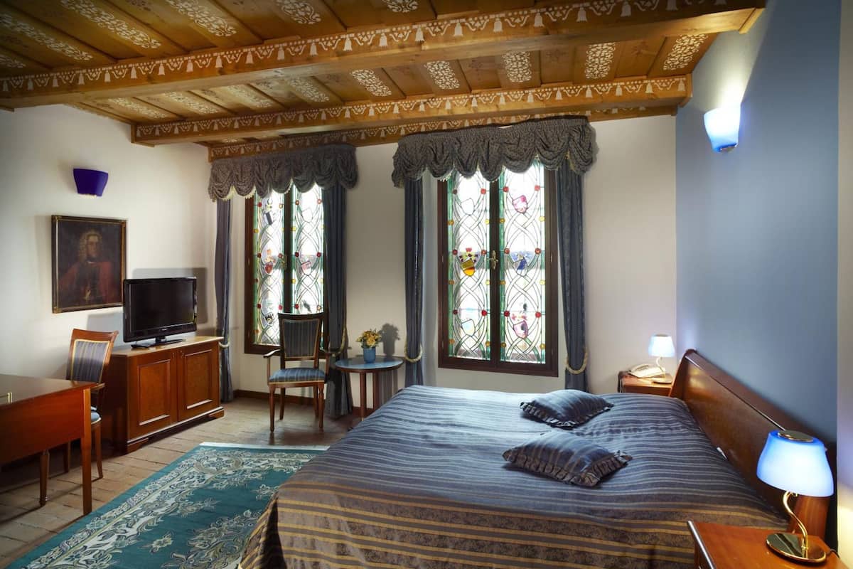 Deluxe Single Room | Premium bedding, minibar, in-room safe, desk