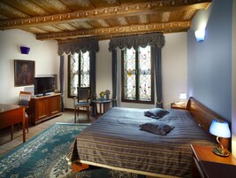 华丽单人房 | 高档床上用品、迷你吧、客房内保险箱、办公桌