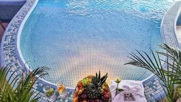 Alberca techada y alberca al aire libre por temporada