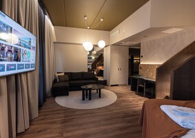 Cofres nos quartos, escrivaninha, cortinas blackout