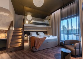 Cofres nos quartos, escrivaninha, cortinas blackout