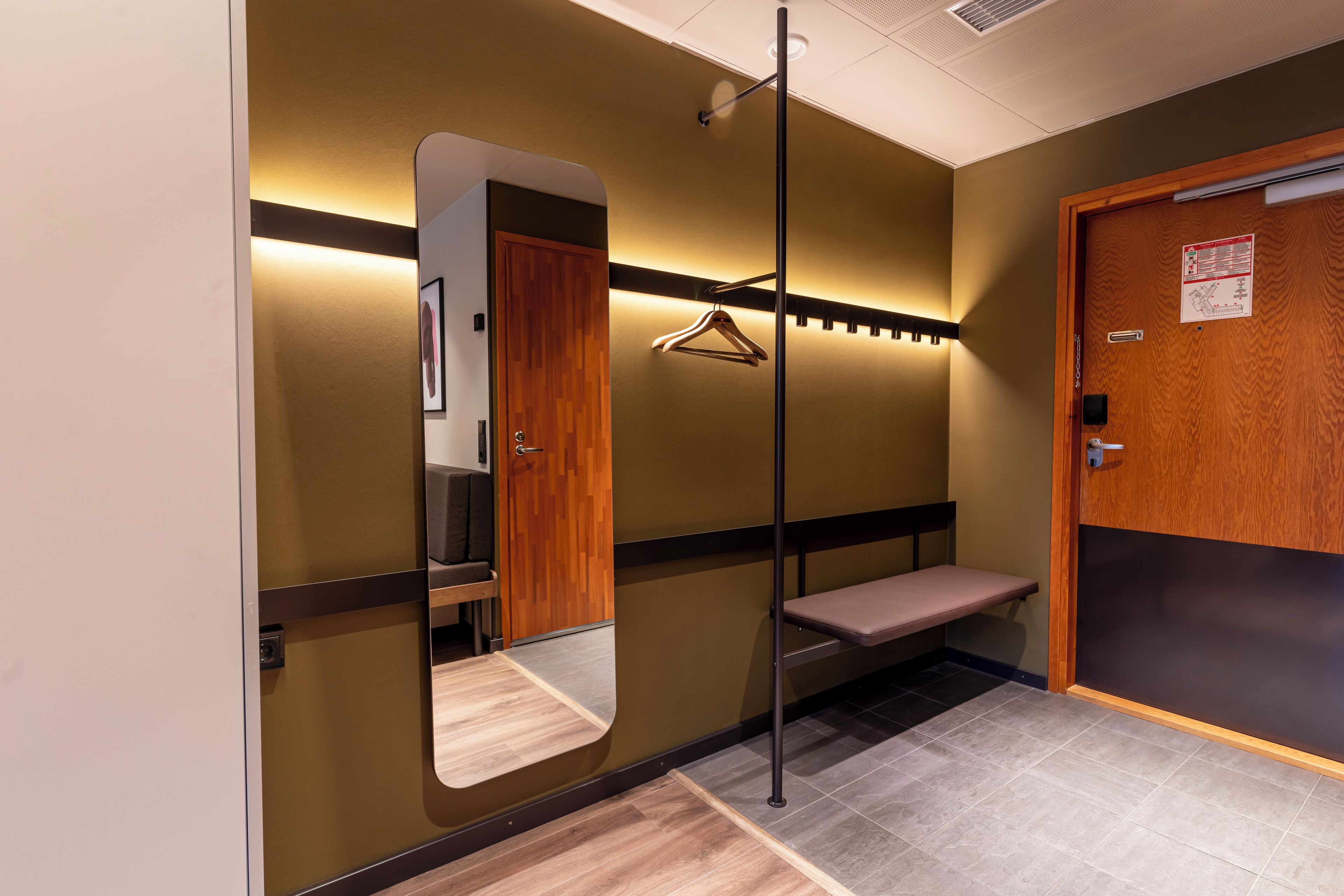 standard twin room (extra bed possibility) | in-room safe, desk, blackout curtains, soundproofing