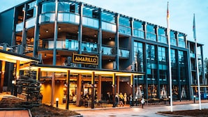 Een modern gebouw met een bordje met de tekst 'AMARILLO' bij de ingang.