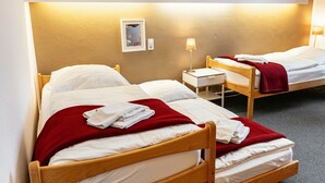 Basic Triple Room | Blackout drapes, iron/ironing board (on request), WiFi (free) - Tagungs- und Gästehaus St. Georg (Cologne)