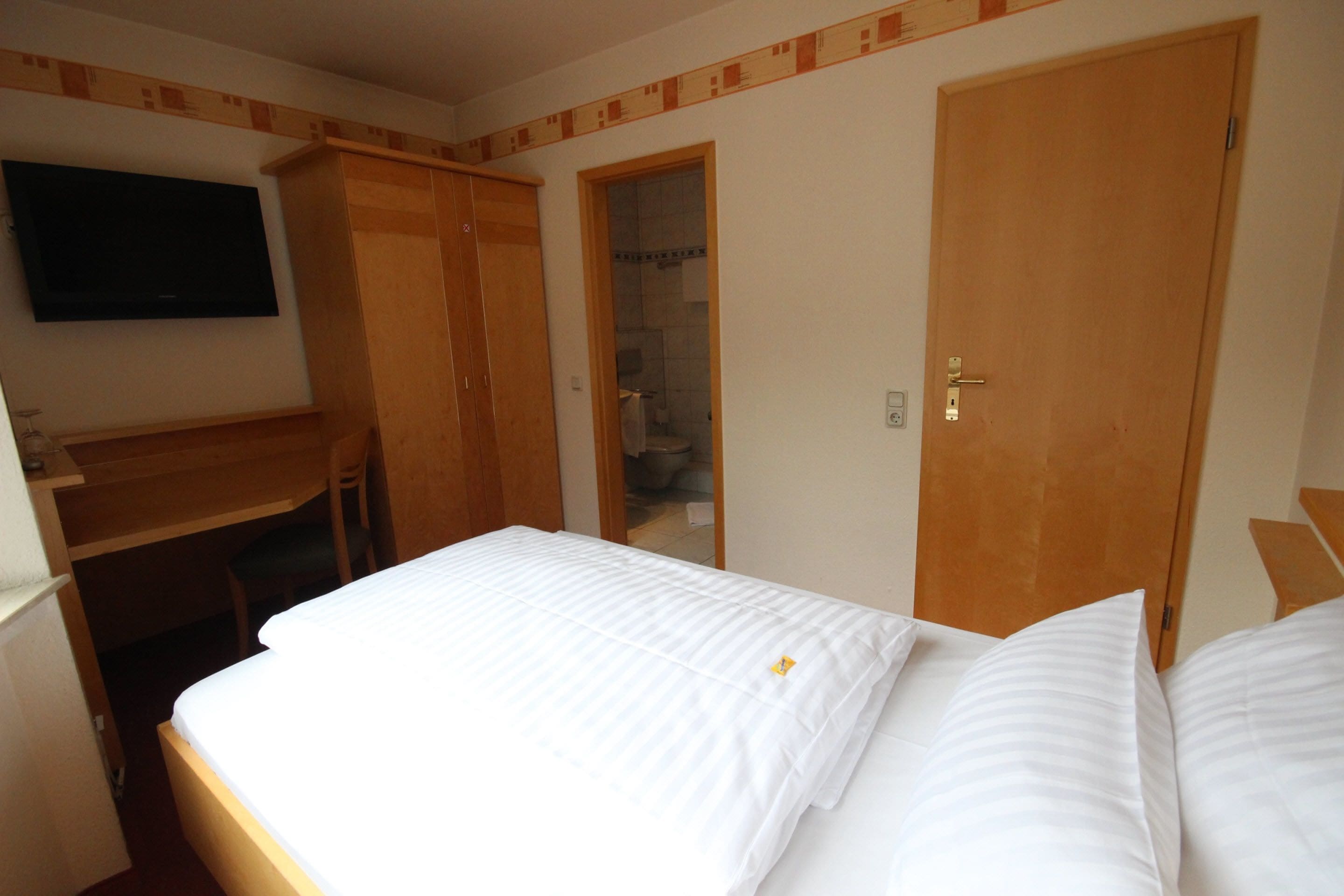 standard single room | desk, free wifi, bed sheets
