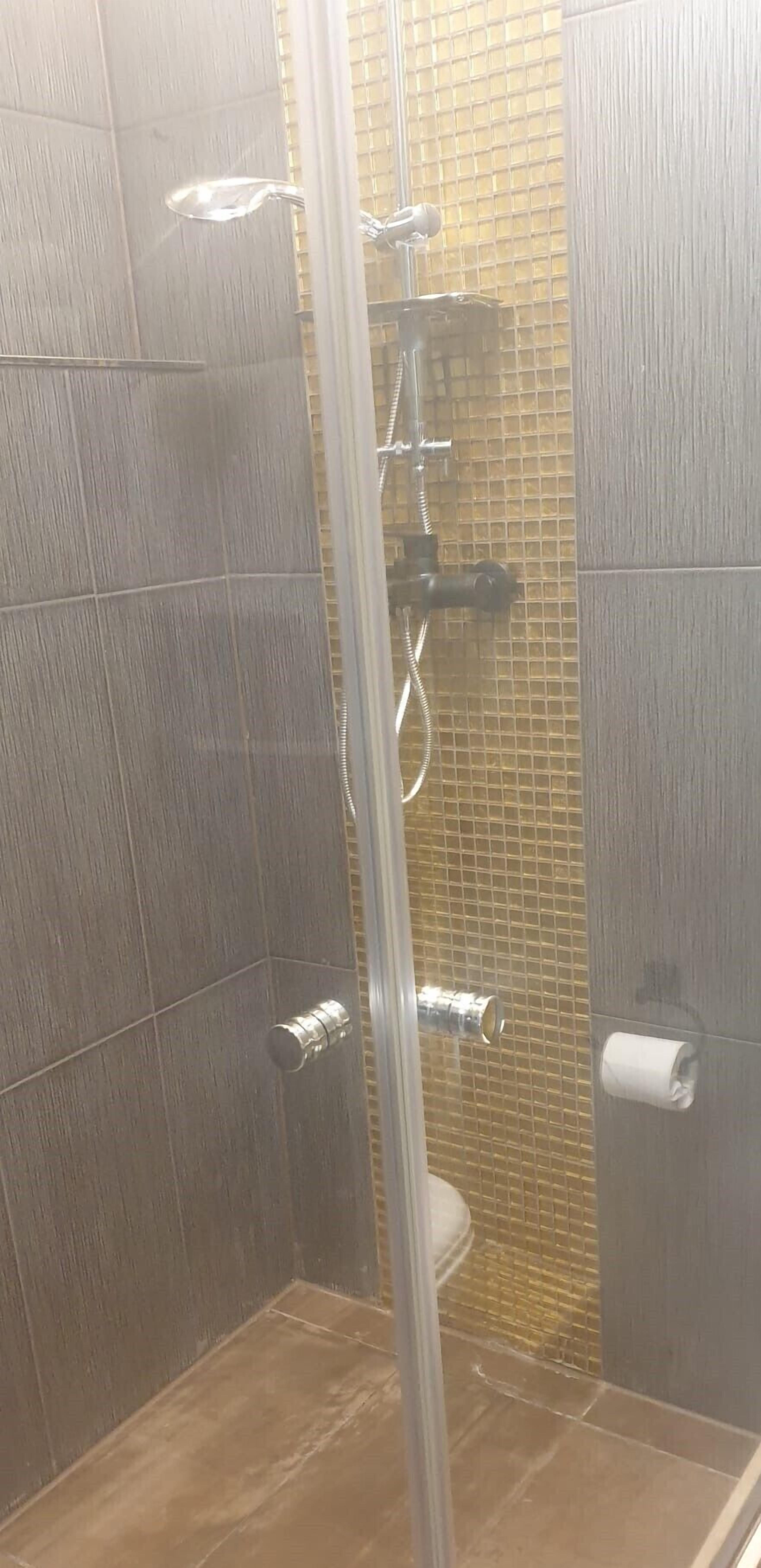 room | desk, free wifi, bed sheets