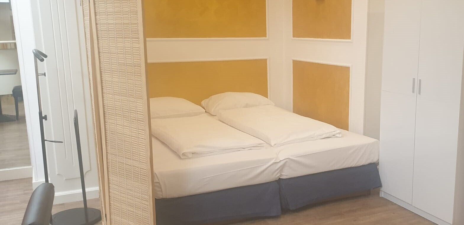 room | desk, free wifi, bed sheets