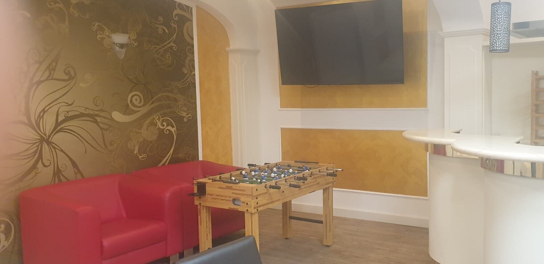 room | desk, free wifi, bed sheets