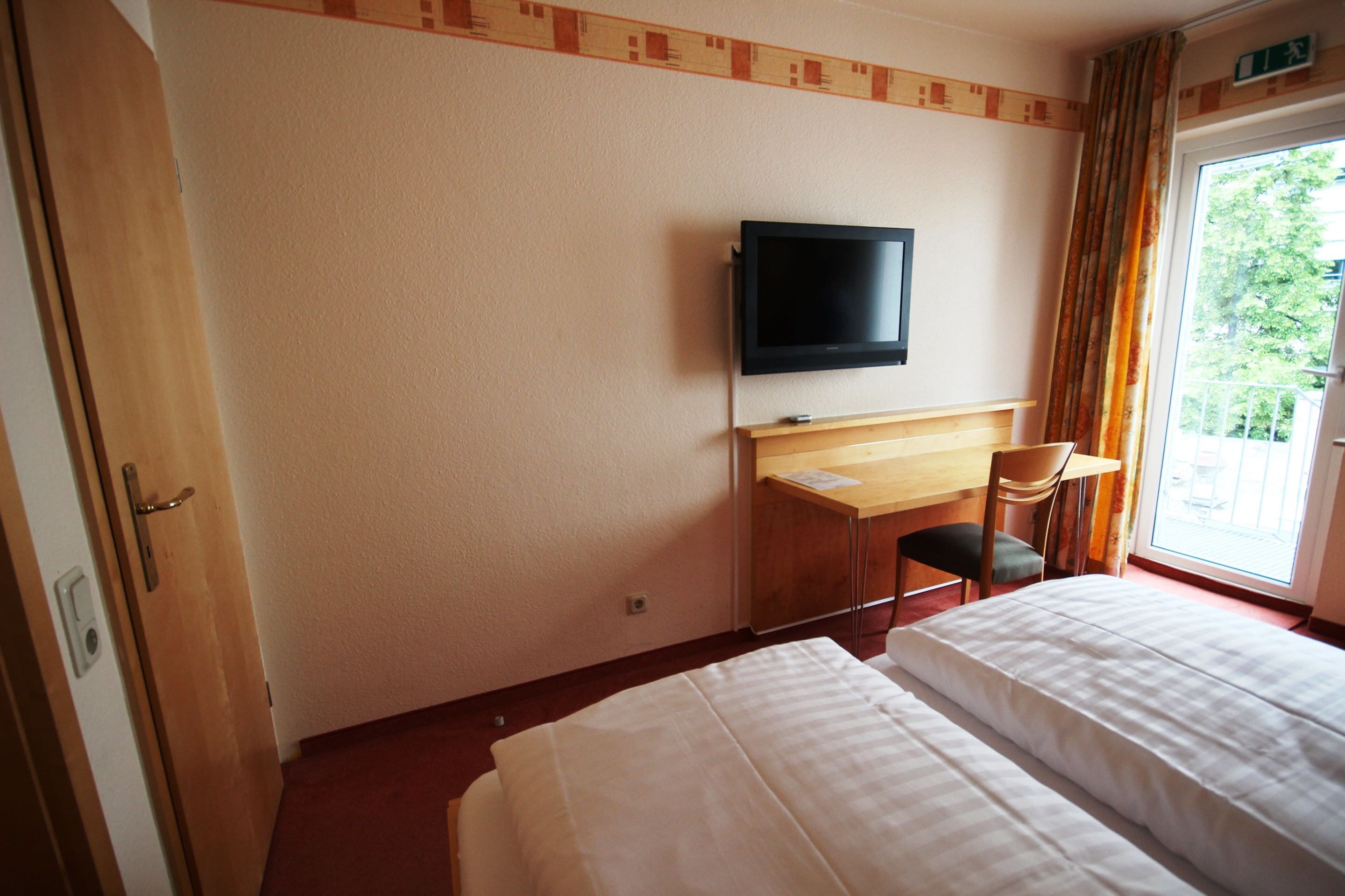 standard double or twin room | desk, free wifi, bed sheets