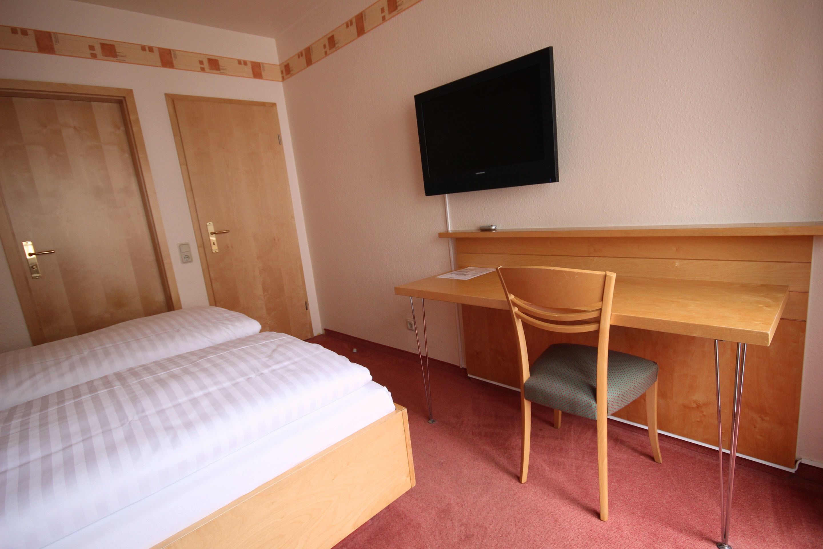 standard double or twin room | desk, free wifi, bed sheets