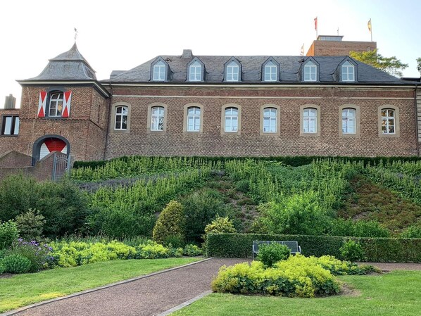 Front of property - Hotel Burg Wassenberg (Wassenberg)