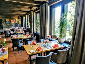 S'hi serveixen esmorzars, dinars i sopars 