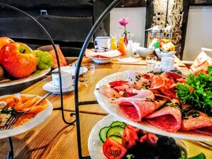 Daily buffet breakfast for a fee - Hotel Burg Wassenberg (Wassenberg)
