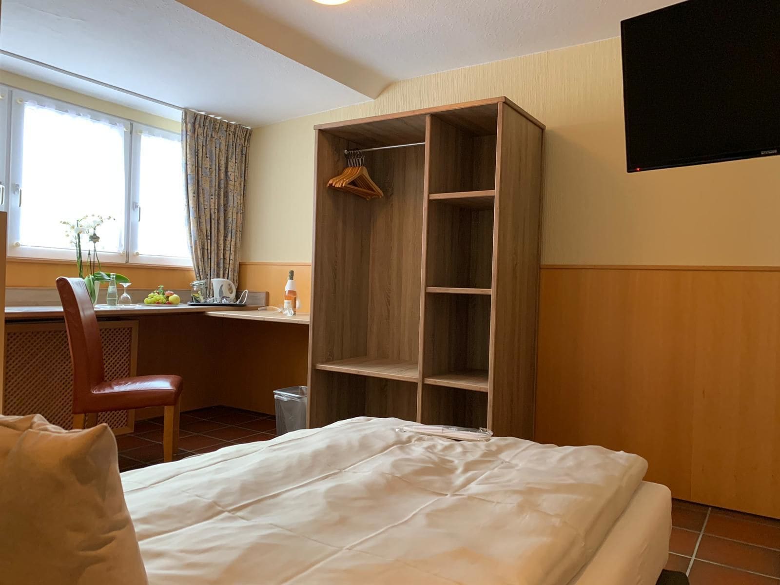 1 bedroom, premium bedding, down duvets, desk