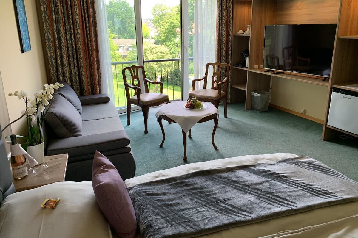 Comfort tweepersoonskamer | Luxe beddengoed, donzen dekbedden, een bureau, een laptopwerkplek