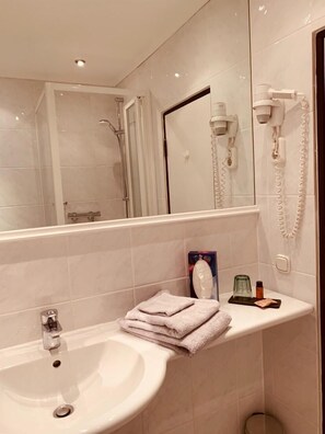 Single Room | Bathroom | Free toiletries, hair dryer, bathrobes, slippers - Hotel Burg Wassenberg (Wassenberg)