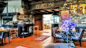 Breakfast, lunch, dinner served; garden views