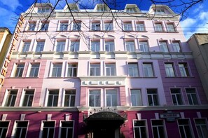 A pink building with a sign reading "Aurora" and "Brasserie" on the ground floor. - Aurora Premier Hotel (Kharkiv)