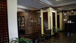 A lobby with a souvenir shop, a reception desk, and a seating area. - Aurora Premier Hotel (Kharkiv)