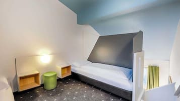 Quadruple Room | Desk, soundproofing, free WiFi, bed sheets