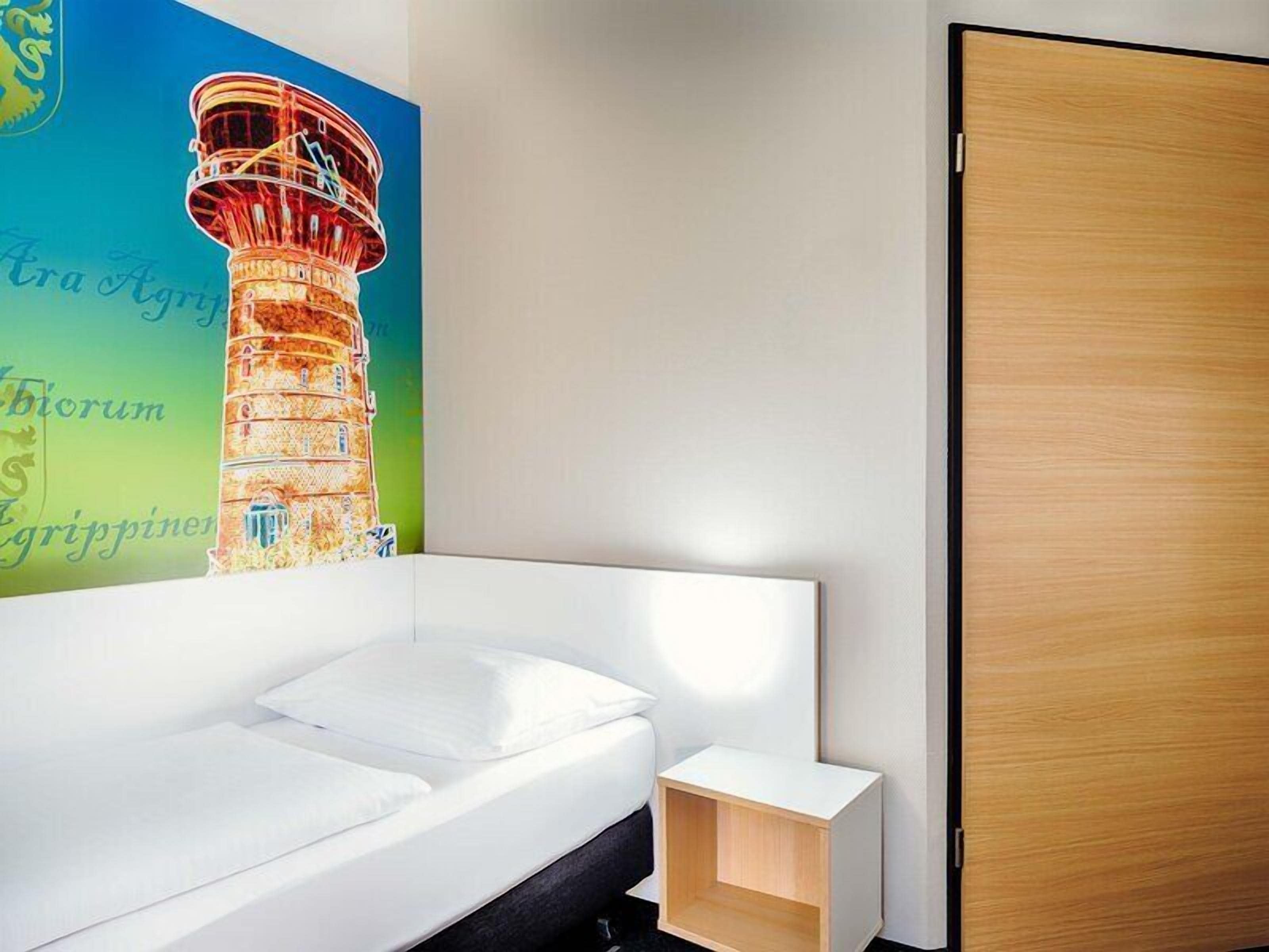 Desk, soundproofing, free WiFi, bed sheets