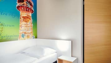 Desk, soundproofing, free WiFi, bed sheets