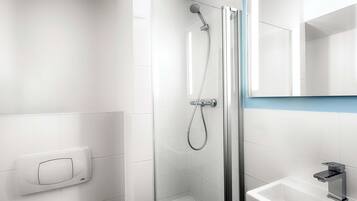 Desk, soundproofing, free WiFi, bed sheets