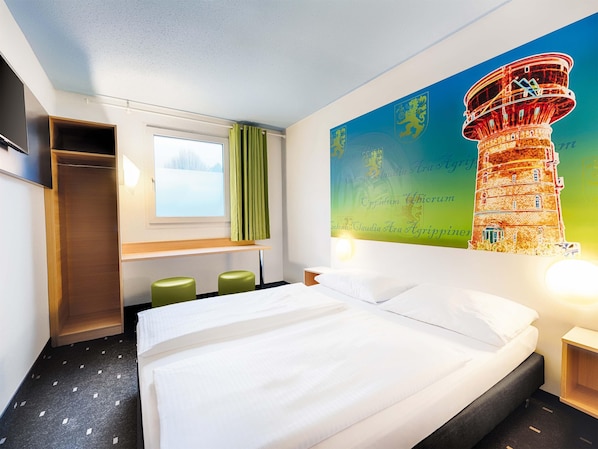 Desk, soundproofing, free WiFi, bed sheets