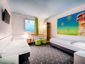 Desk, soundproofing, free WiFi, bed sheets