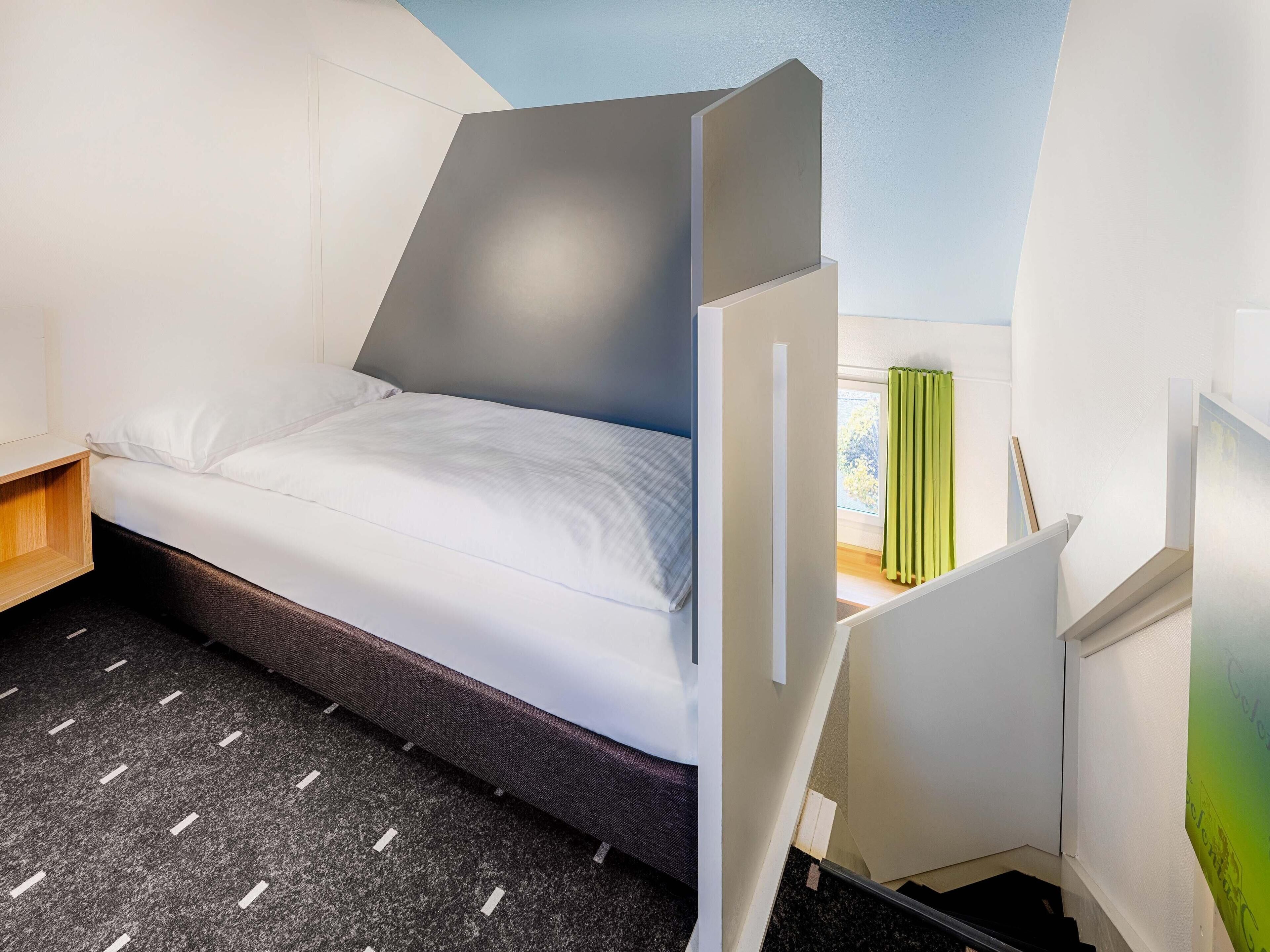 Vierbettzimmer | Schreibtisch, schallisolierte Zimmer, kostenloses WLAN, Bettwäsche