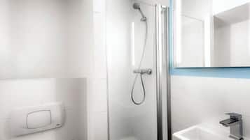 Douche, sèche-cheveux, serviettes fournies