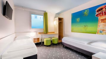 Een bureau, geluiddichte muren, gratis wifi, beddengoed