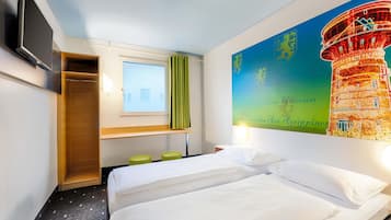 Desk, soundproofing, free WiFi, bed sheets